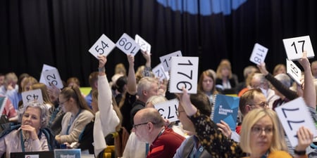 Bildet viser votering på landsmøtet i Utdanningsforbundet i 2023.