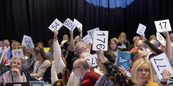 Bilde viser votering på landsmøtet i Utdanningsforbundet i 2023.