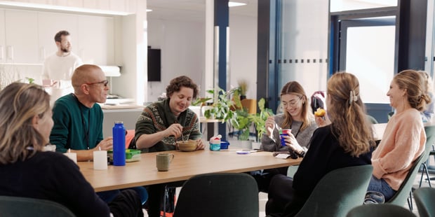 Lærere samlet rundt et bord