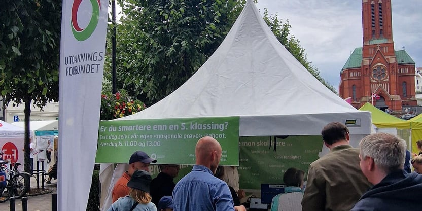 Bilde av Utdanningsforbundets stand Arendalsuka. Vi ser noen personer bakfra.