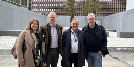 Foto av lederne i Unio stats forhandlingsdelegasjon sammen med Utdanningsforbundets to medlemmer. En kvinne og tre menn.