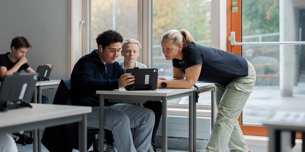 Bildene viser elever på Eineåsen ungdomsskole 2024. Her får
to elever hjelp av lærer med en oppgave på ipad