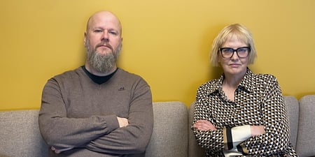 Bilde av Thore Johan Nærbøe og Torill Beitdokken sittende i en sofa, armene er i kors. De ser alvorlige ut