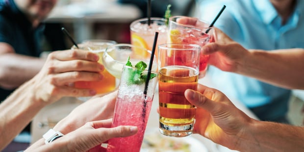 AKAN - kolleger drikker alkohol sammen, foto av drinks