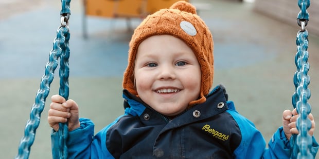 barnehagebarn på huske