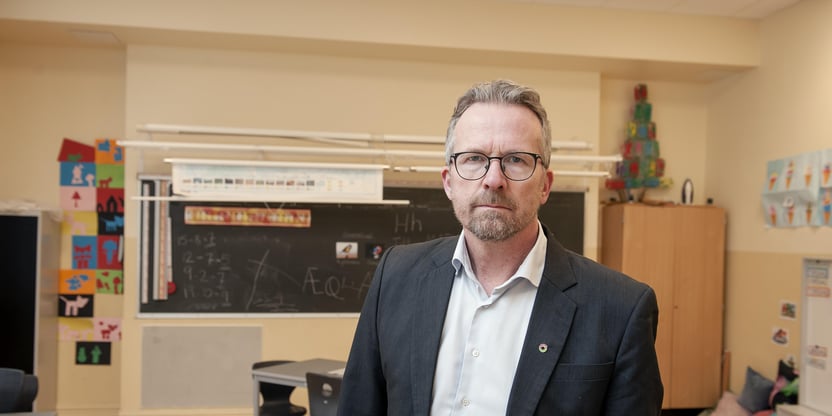 Nærbilde av Geir Røsvoll, leder i Utdanningsforbundet fra 01.01.24. Alvorlig, lukket munn. Inne i et klasserom.