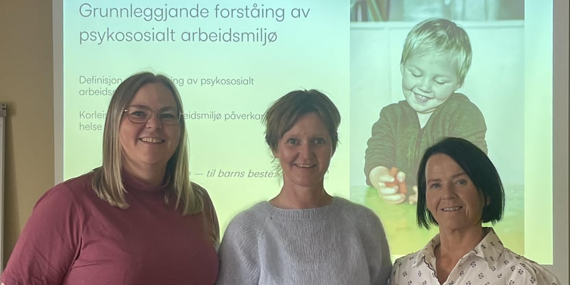 Tre tillitsvalde frå medlemsgruppe barnehage i Utdanningsforbundet Vestland foran en skjerm. Foto