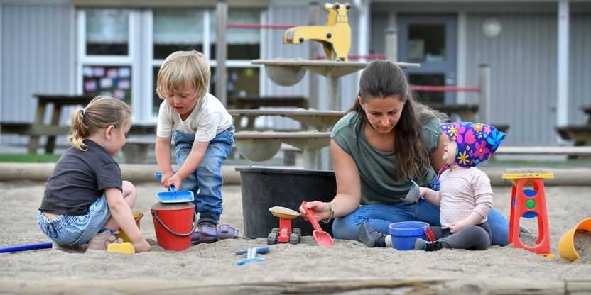 Barn leker med barnehagelærer