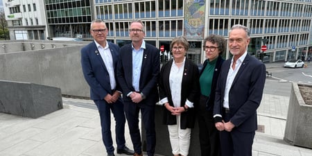 Foto av forhandlingslederne i KSD-området i trappa foran Kommunenes hus i Oslo