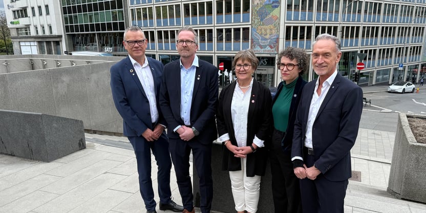 Foto av forhandlingslederne i KSD-området i trappa foran Kommunenes hus i Oslo