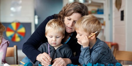 Lærer i klasserom med elever