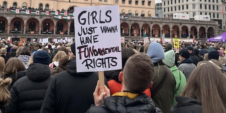Foto fra Youngstorget - mange mennesker, person med plakat "Girls just wanna have FUNdamental rights"