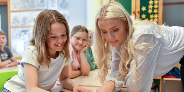 Grunnskoleelever undervises av lærer.