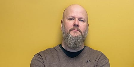 Bilde av Thore Johan Nærbøe og Torill Beitdokken sittende i en sofa, armene er i kors. De ser alvorlige ut