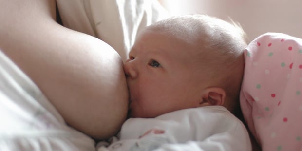 Baby blir ammet