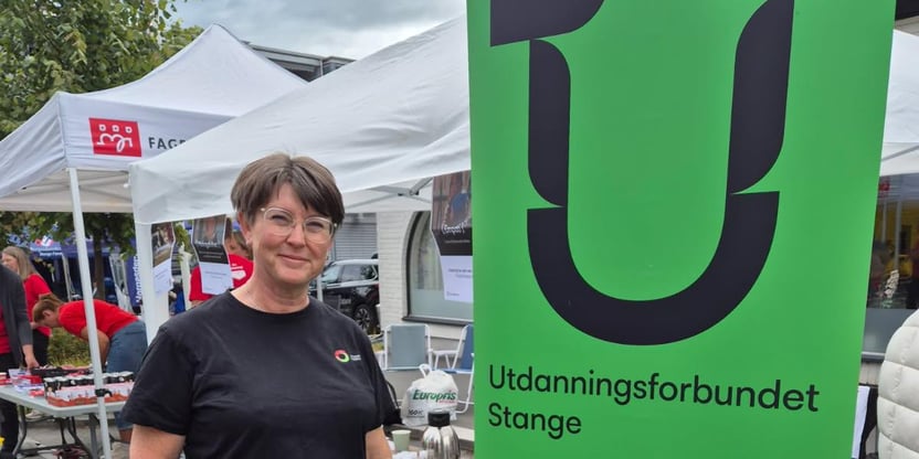 Kvinne står på stand ved siden av Utdanningsforbundets logo