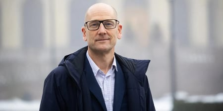 Nærbilde av Steffen Handal, tatt utendørs foran Stortinget.