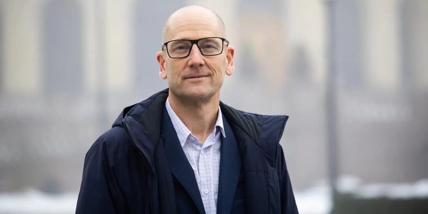 Nærbilde av Steffen Handal, tatt utendørs foran Stortinget.