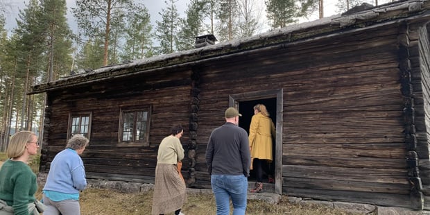 Medlemmer av Utdanningsforbundet på vei inn i skogfinsk stue.