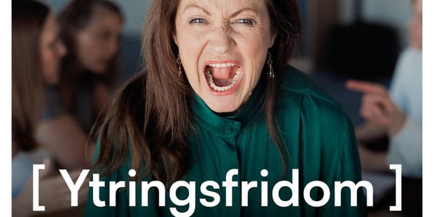 Kvinne som brøler. Teksten "Ytringsfridom" oppå bildet. Foto.