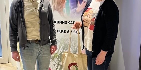 Lokallagsleder Erlend Søbye Grønvold og fylkesleder Sissel Breie Henriksen sammen med forundringspakken.