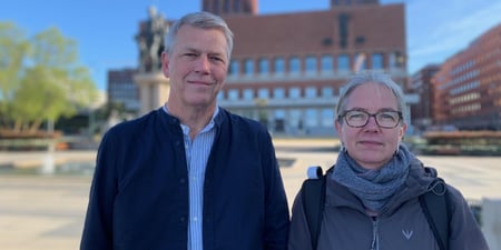 Leder av Unio Oslo, Marianne Lange Krogh (Utdanningsforbundet). Nestleder er Bård Eirik Ruud (Norsk Sykepleierforbund) står utenfor Oslo rådhus og i strålende solskinn og ser mot fotograf
