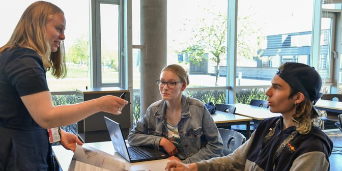Lærer underviser elever på videregående opplæring.