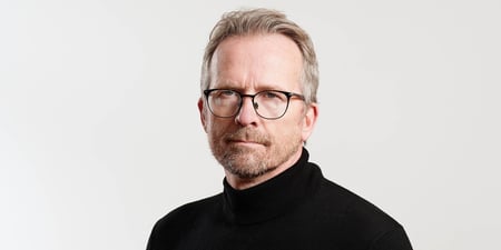 Nærbilde av Geir Røsvoll, leder i Utdanningsforbundet fra 01.01.24. Alvorlig, lukket munn.