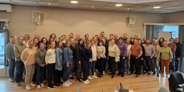 Gruppebilde av 30-40 mennesker. Foto.