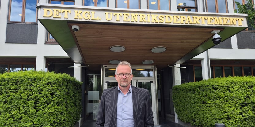 Geir Røsvoll foran inngangen til Utenriksdepartementet.
