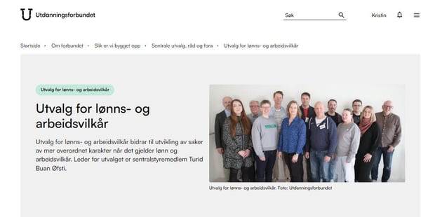 Et skjermbilde av en nettside med tekst som forklarer hva utvalg for lønns- og arbeidsvilkår er, og et gruppebilde av 13 menn og kvinner som er medlemmer der.
