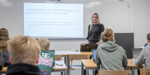 Lærer Kjersti Heldaas underviser i et klasserom