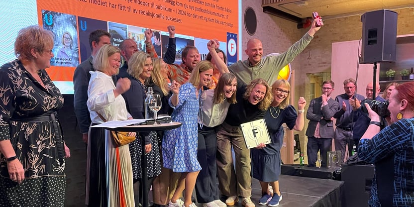 Redaksjonen i Utdanningsnytt står på scenen med jury-leder Trine Skei Grande og blir hedret på Fagpressens prisfest