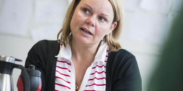 Ansatt på skole i samtale. Vi ser bare en person som snakker. Illustrasjonsfoto