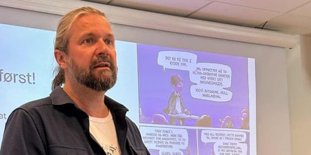 Sentralstyremedlem Thomas Nordgård foreleser foren at lerret med aktuelle saker.