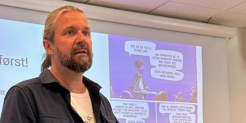 Sentralstyremedlem Thomas Nordgård foreleser foren at lerret med aktuelle saker.
