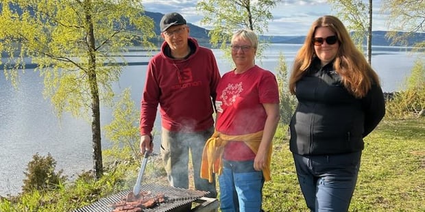 Fin vårkveld med grilling og utsikt Randsfjorden bjørk med musøre