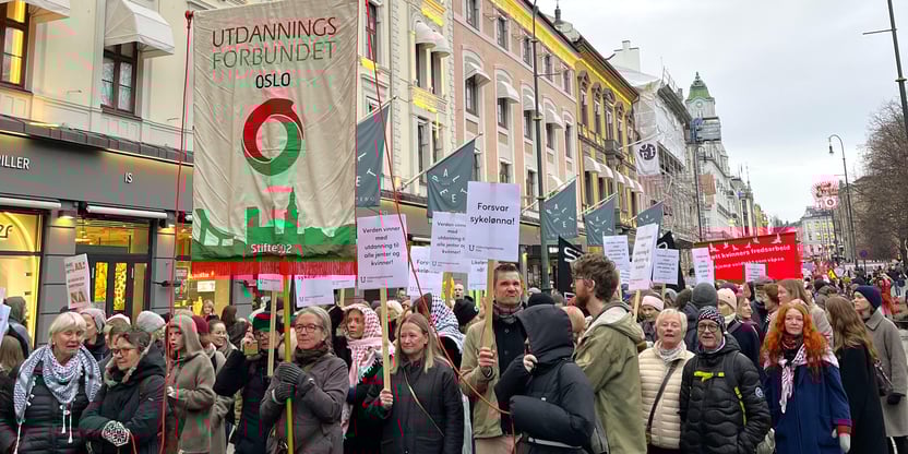 Marianne Lange Krogh bærer Utdanningsforbundet Oslos fane i 8. marstoget 2025.