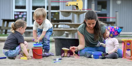 Barn leker med barnehagelærer