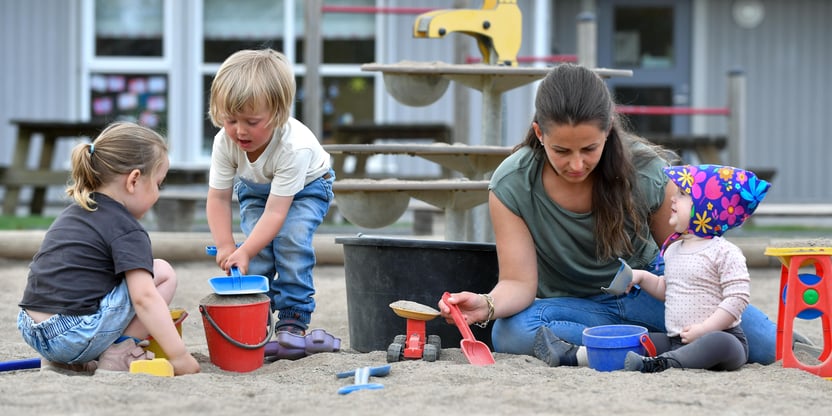 Barn leker med barnehagelærer