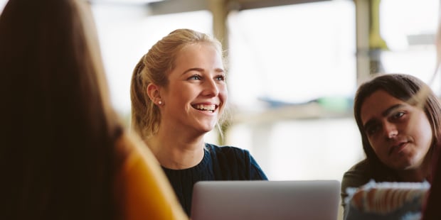 Bilde av tre jenter som sitter rundt en datamaskin