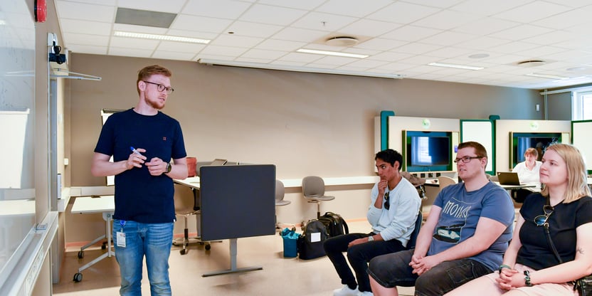 Studenter og foreleser i forelesningssal på universitet / høyskole.