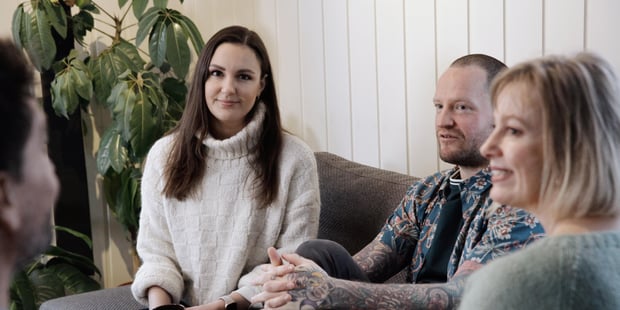 Jente i sofa som ser rett i kamera