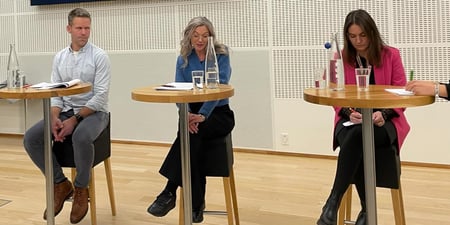 Medlemsmøte om skjerm i barneskolen - bilde av panelet som bestod av forfatter Maja Lunde, lærer Erlend Gjestrud og byråd Julie Remen Midtgarden