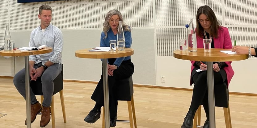 Medlemsmøte om skjerm i barneskolen - bilde av panelet som bestod av forfatter Maja Lunde, lærer Erlend Gjestrud og byråd Julie Remen Midtgarden