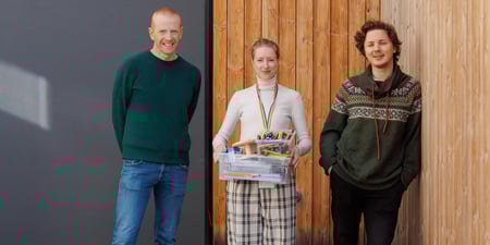 Tre lærere utenfor en skole