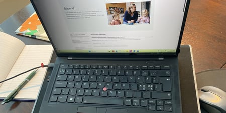 Bilde av laptop og ei skriveblokk
