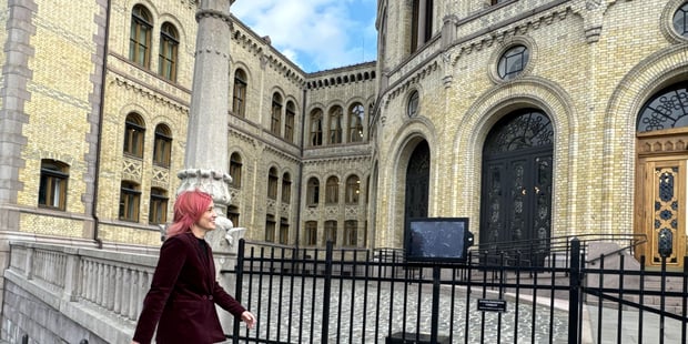 En blid Ann Mari Milo Lorentzen er på vei inn i Stortinget.