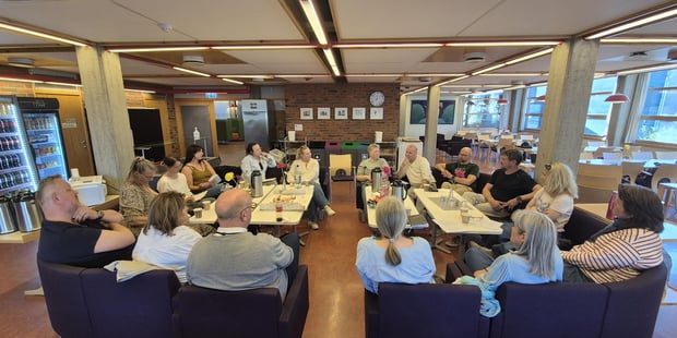 En gruppe mennesker i en sofagruppe i en kantine