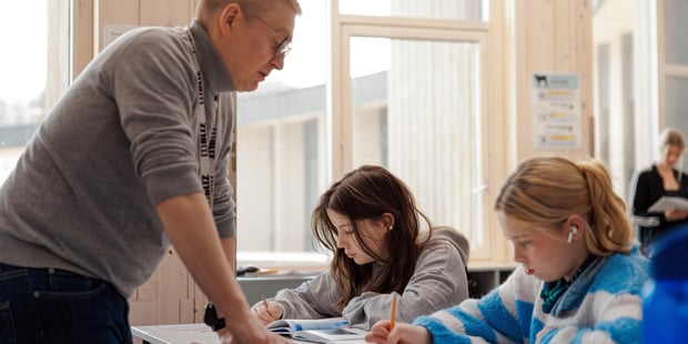 Lærer med to elever i klasserom